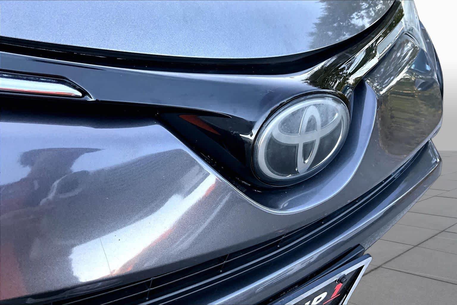 Used 2018 Toyota RAV4 LE w/ Carpet Mat Package AWD/4WD image 28