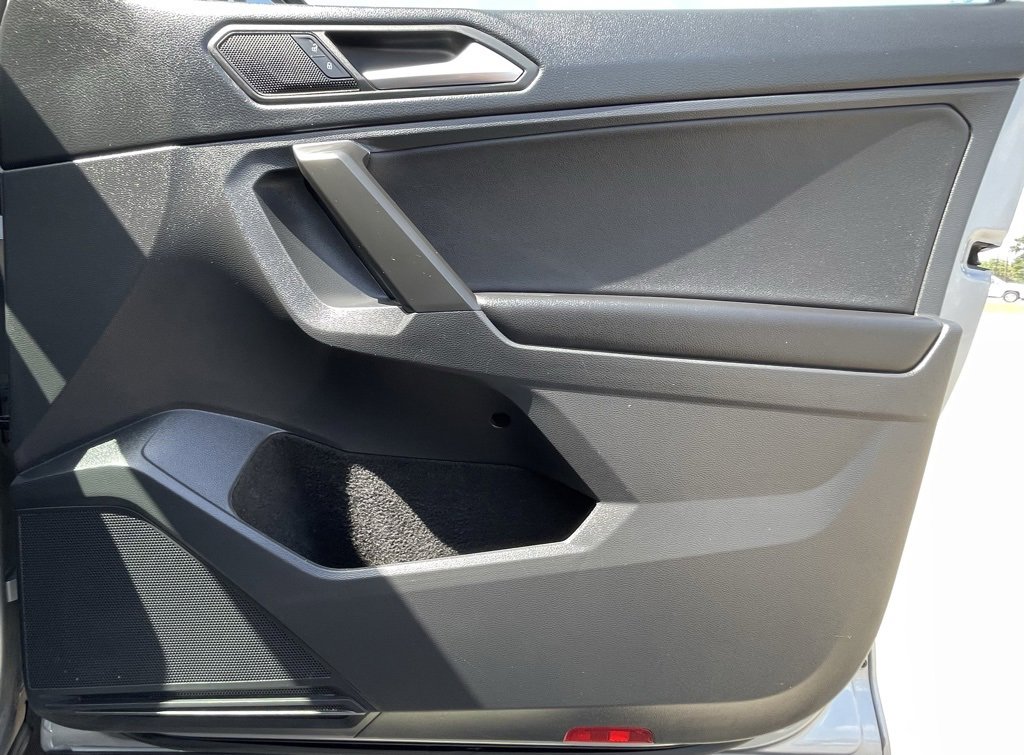 Used 2021 Volkswagen Tiguan SE image 38