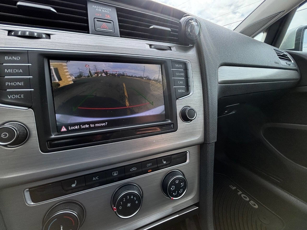 Used 2016 Volkswagen Golf SE image 13