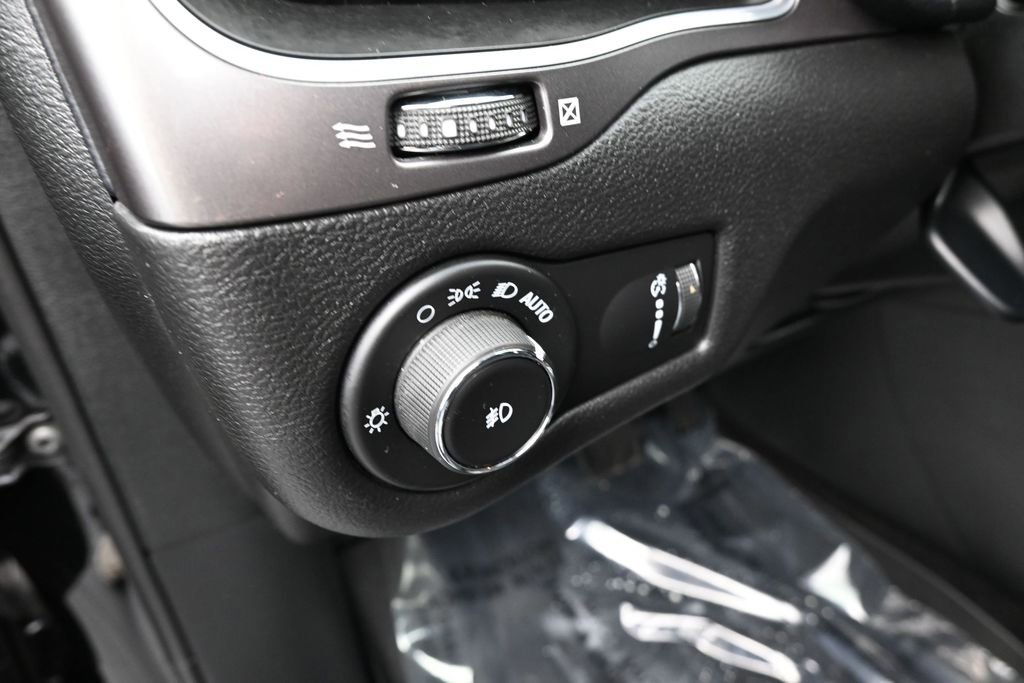 Used 2019 Jeep Cherokee Latitude w/ Popular Appearance Group FWD image 18