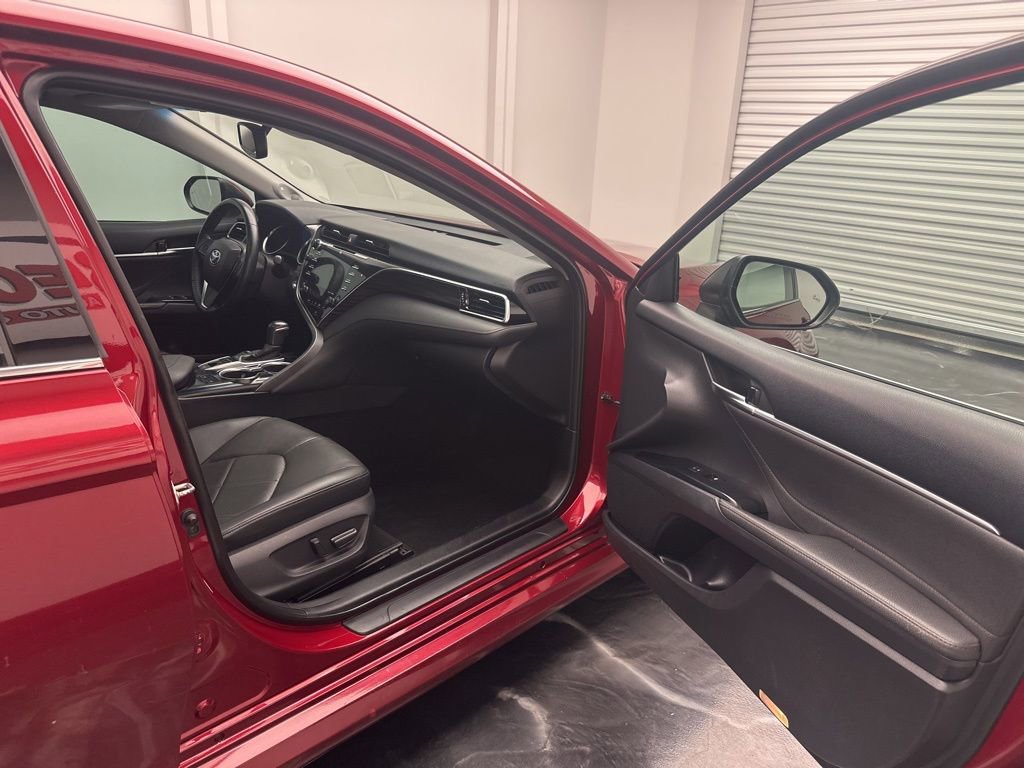 Used 2018 Toyota Camry XLE image 8