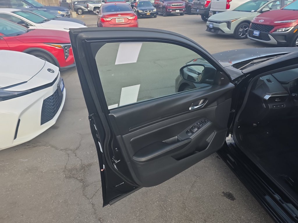 Used 2025 Nissan Altima 2.5 SV FWD image 10