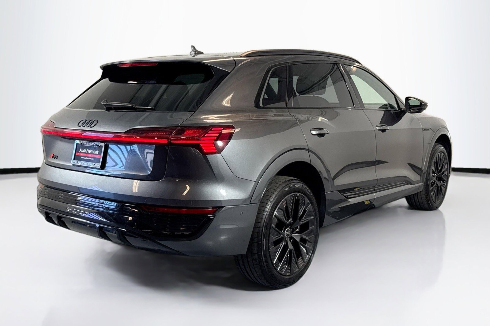 Used 2024 Audi Q8 e-tron Prestige w/ Prestige Package image 5