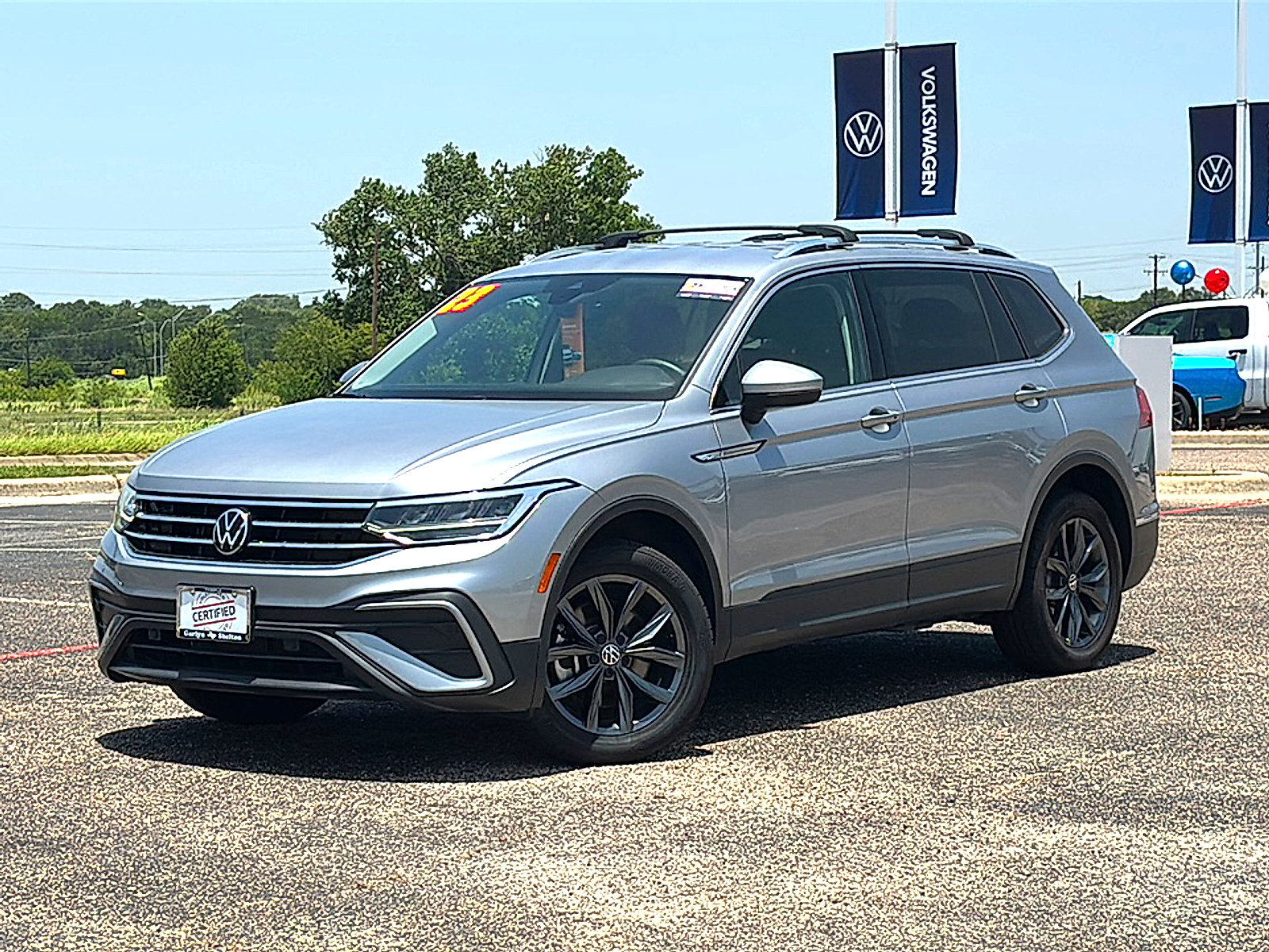 Used 2023 Volkswagen Tiguan SE FWD image 2