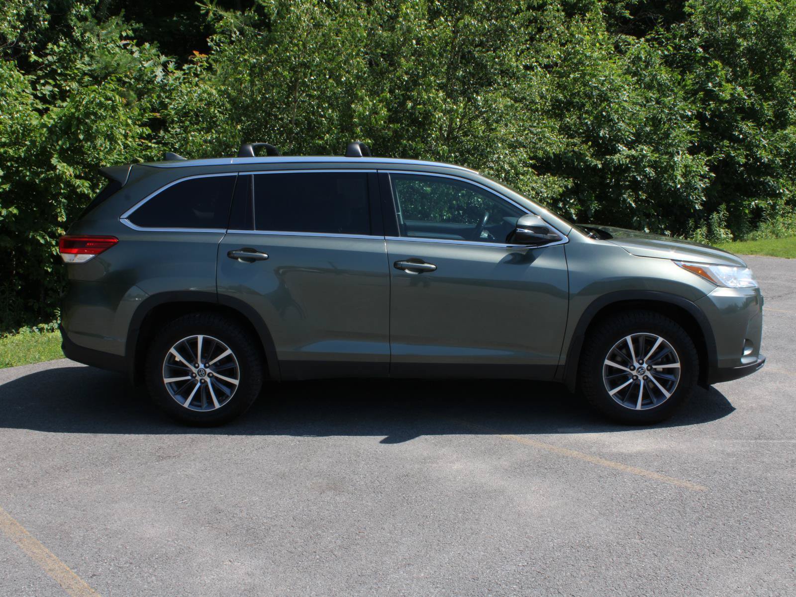 Used 2019 Toyota Highlander XLE AWD/4WD image 4