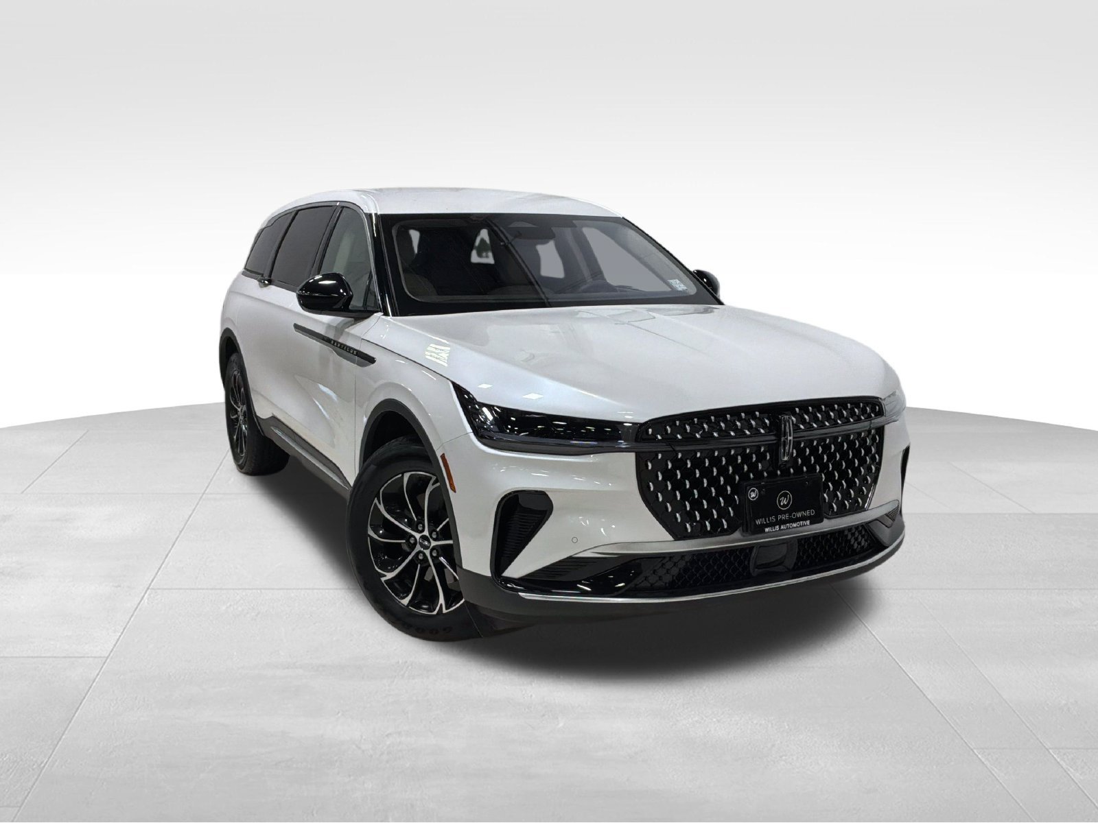 Used 2025 Lincoln Nautilus Premier AWD/4WD image 1