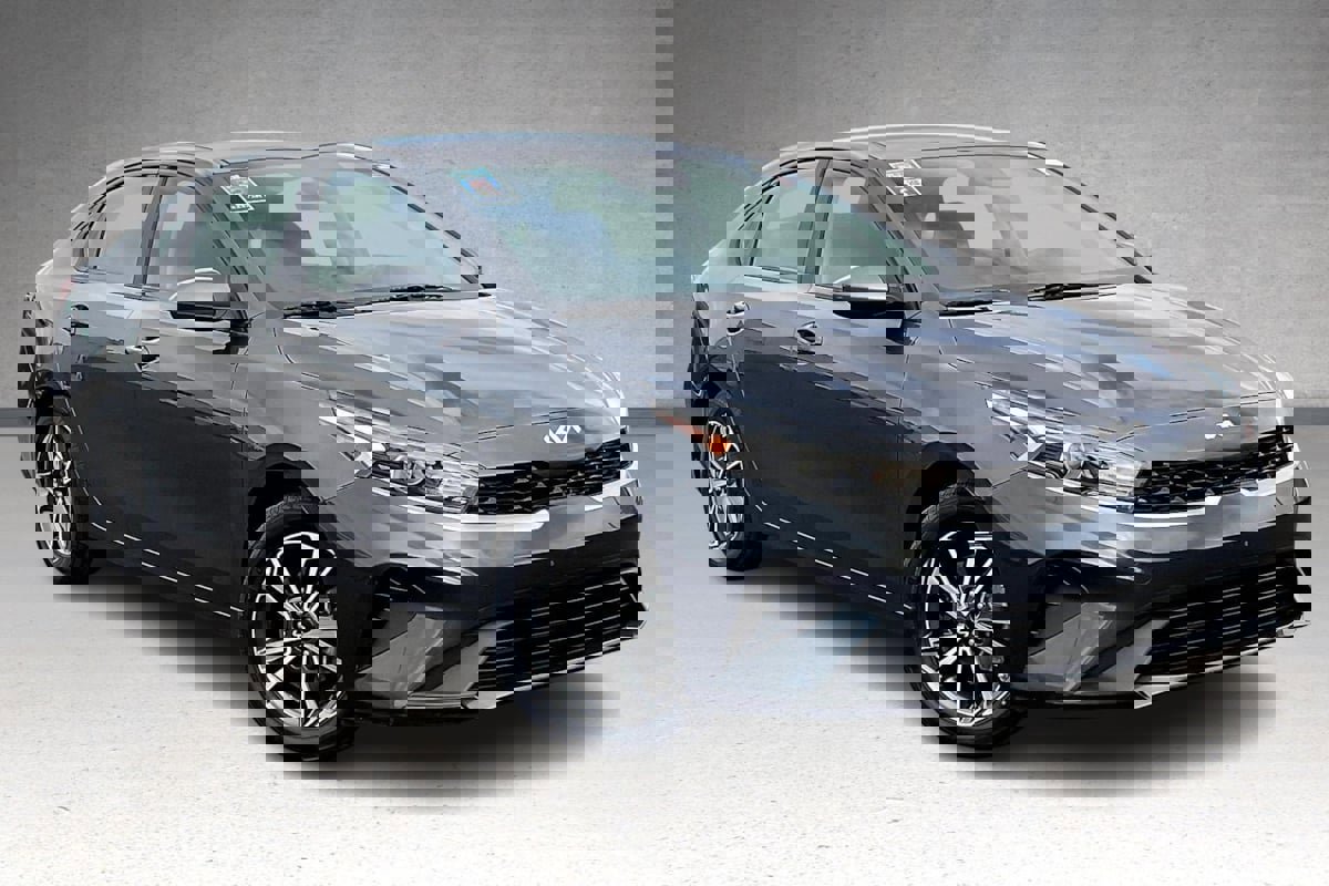 Used 2022 Kia Forte LXS image 2