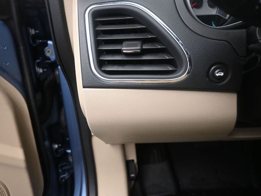 Used 2011 Chrysler 200 Limited image 31