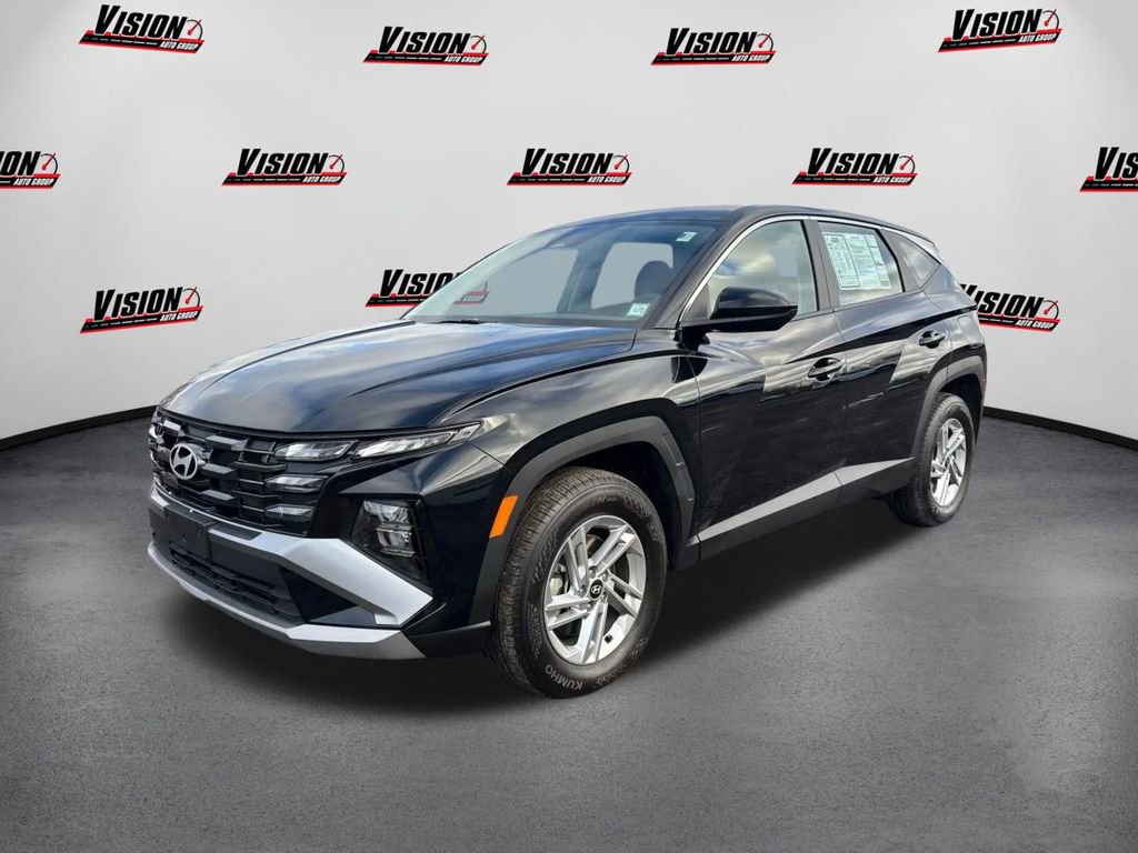 Certified 2025 Hyundai Tucson SE image 1
