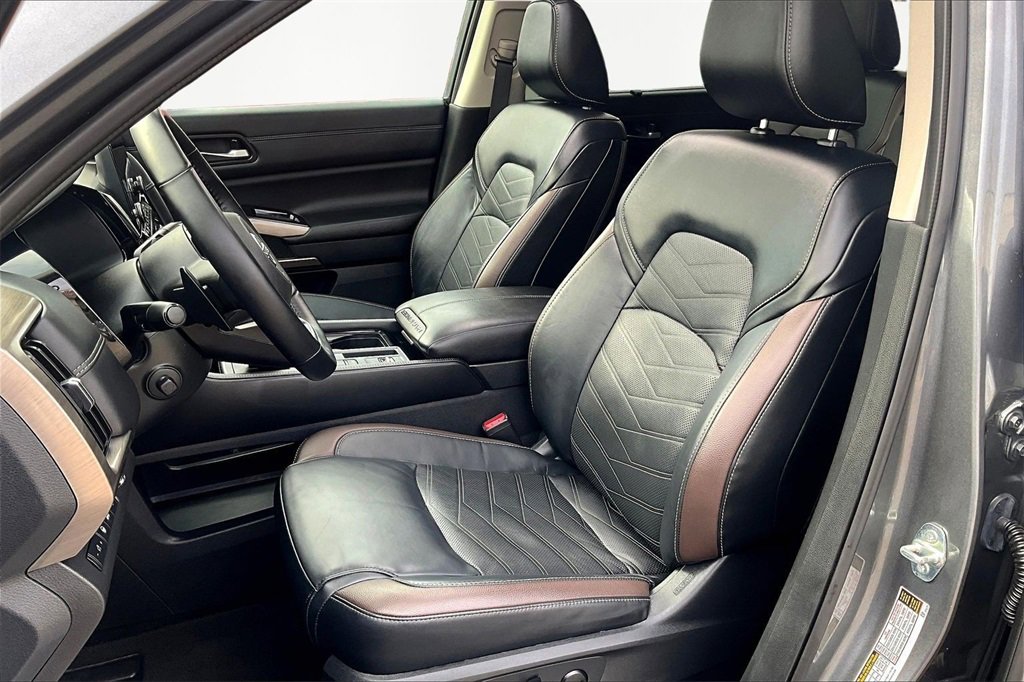 Used 2024 Nissan Pathfinder Platinum w/ Cargo Package image 25