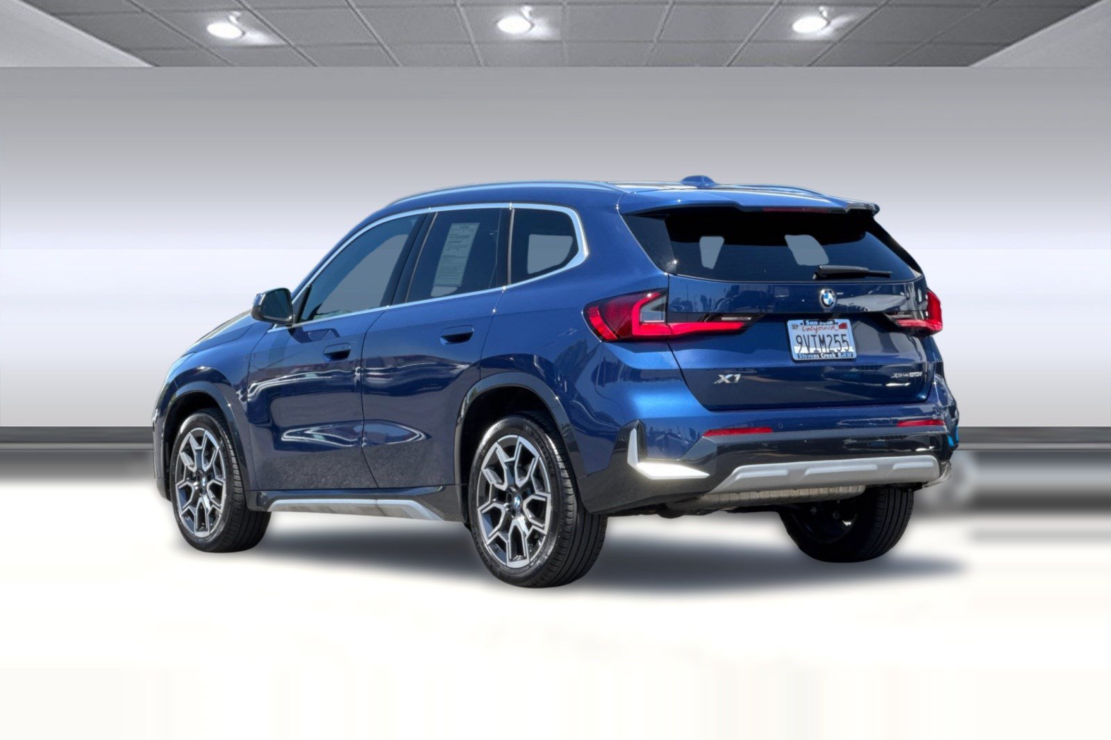 Used 2025 BMW X1 xDrive28i w/ Premium Package AWD/4WD image 3