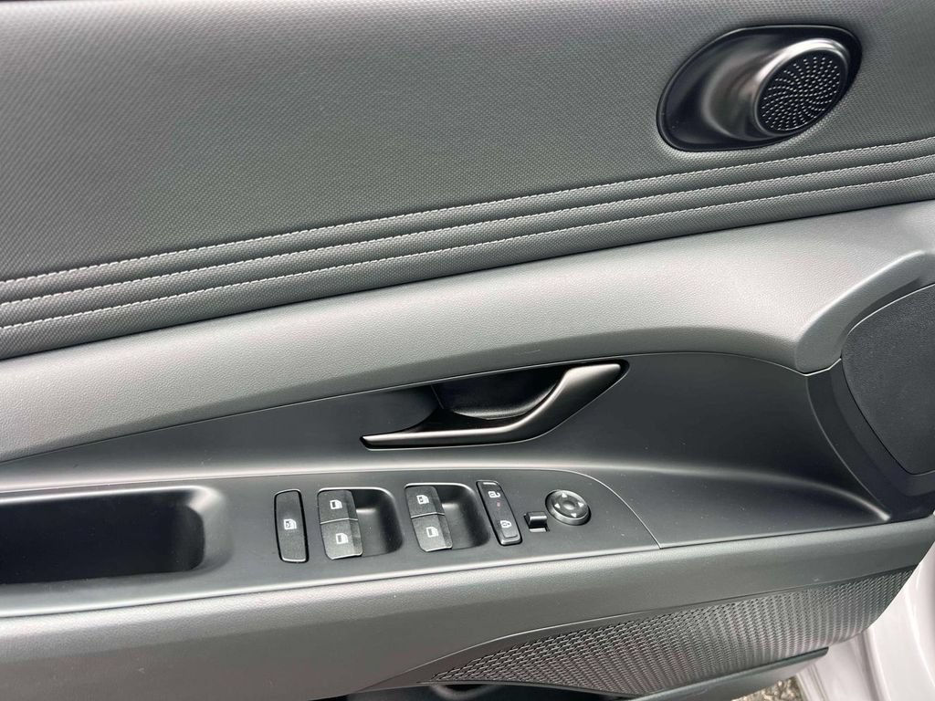 Used 2025 Hyundai Elantra SEL FWD image 14