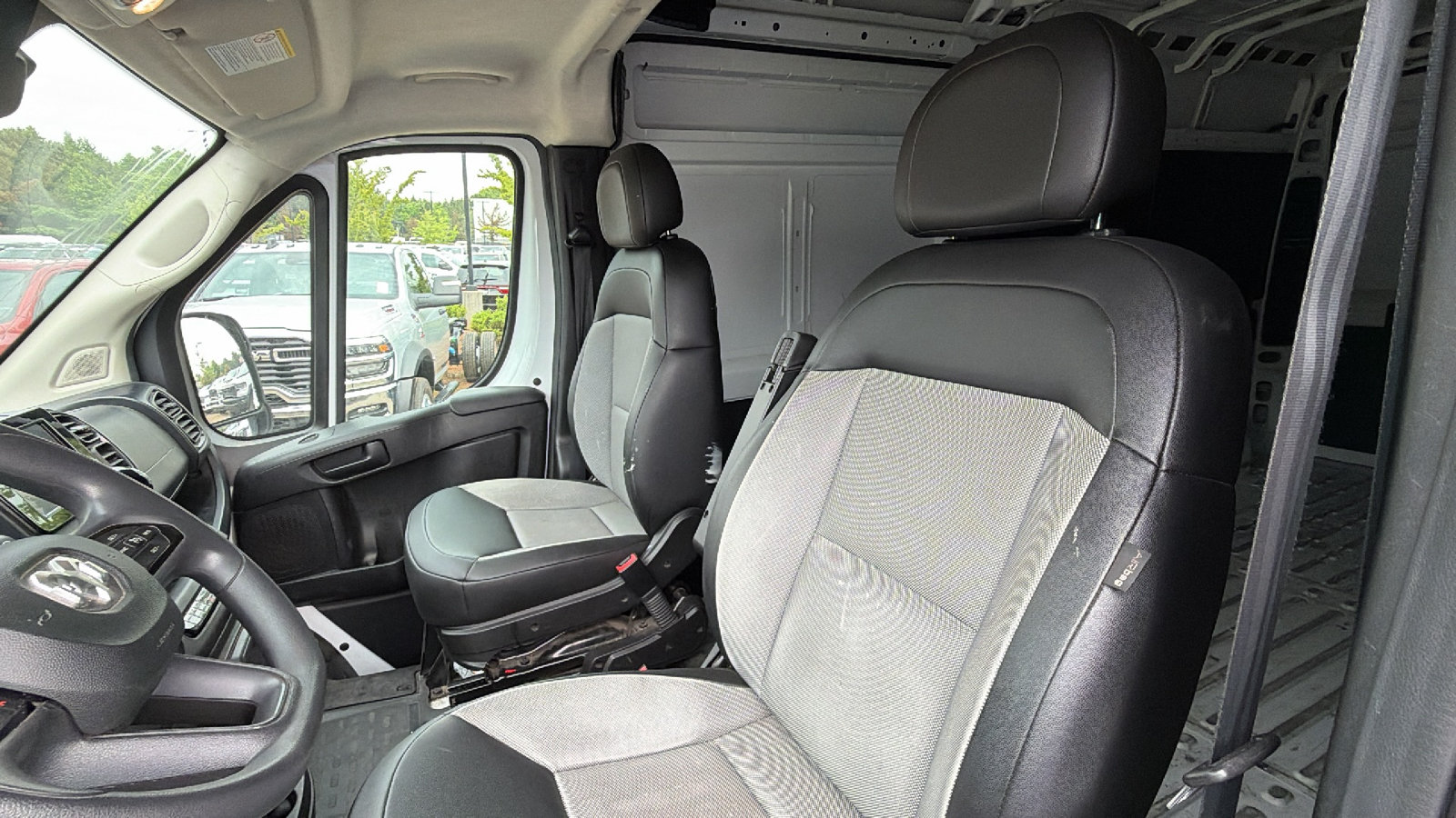 Used 2024 RAM ProMaster 2500 w/ Convenience Group FWD image 18