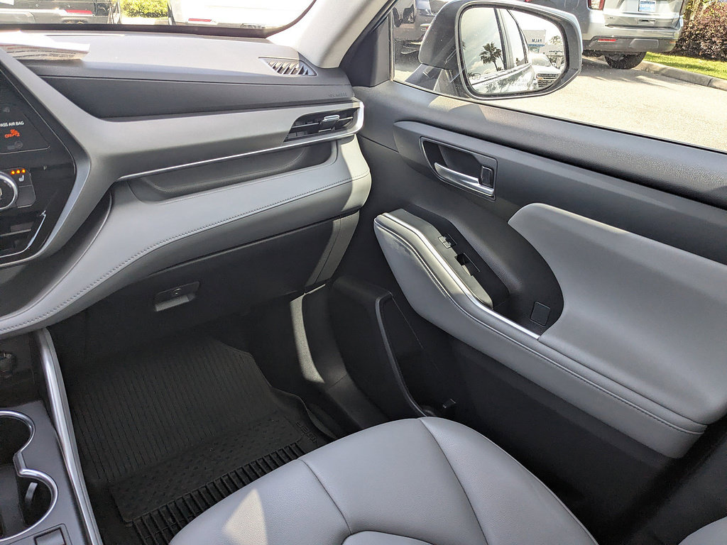 Used 2023 Toyota Highlander XLE FWD image 31
