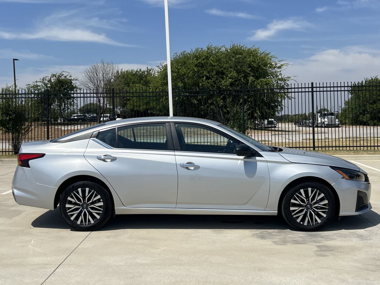 Used 2025 Nissan Altima 2.5 SV FWD image 3
