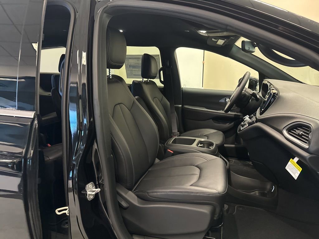 New 2026 Chrysler Pacifica Select image 41