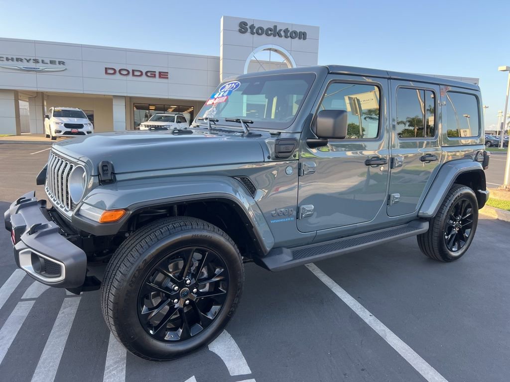 Used 2025 Jeep Wrangler Unlimited Sahara AWD/4WD image 5