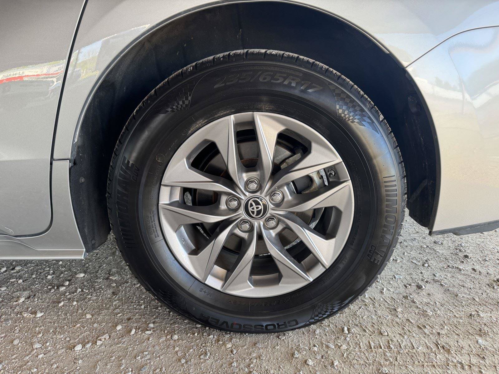 Used 2024 Toyota Sienna XLE FWD image 46