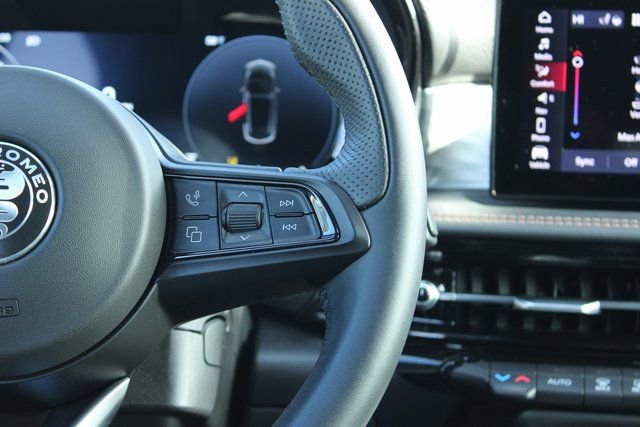 Used 2025 Alfa Romeo Tonale w/ Premium Package image 27