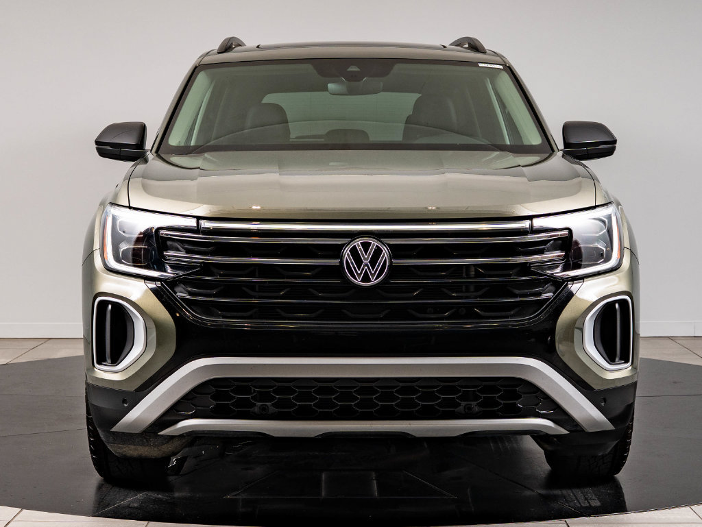 Used 2025 Volkswagen Atlas Peak Edition SE AWD/4WD image 2
