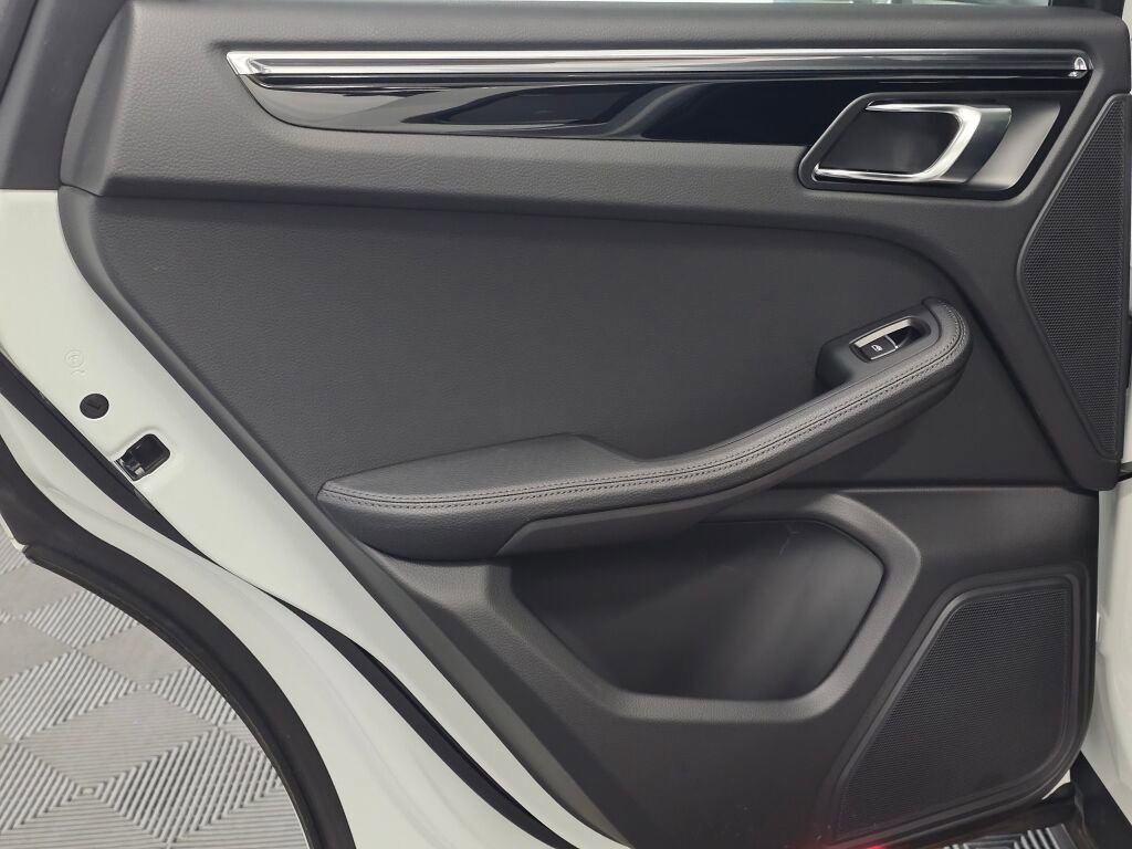 Certified 2025 Porsche Macan image 21
