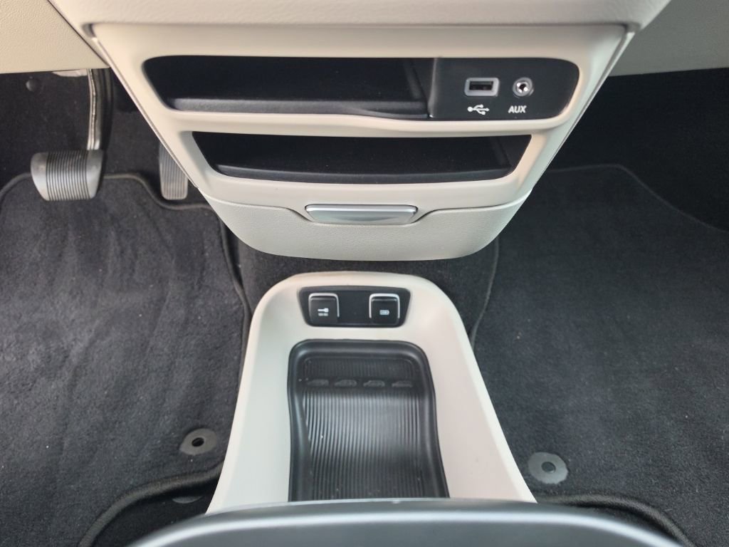 Used 2020 Chrysler Pacifica Touring-L FWD image 18