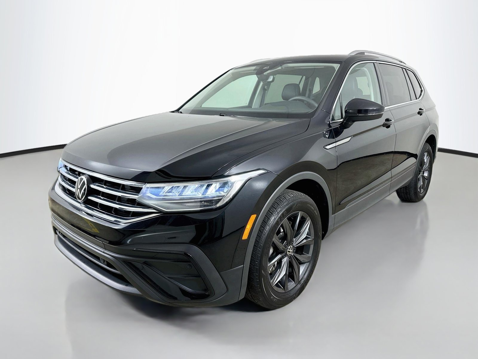 Used 2023 Volkswagen Tiguan SE w/ Panoramic Sunroof Package