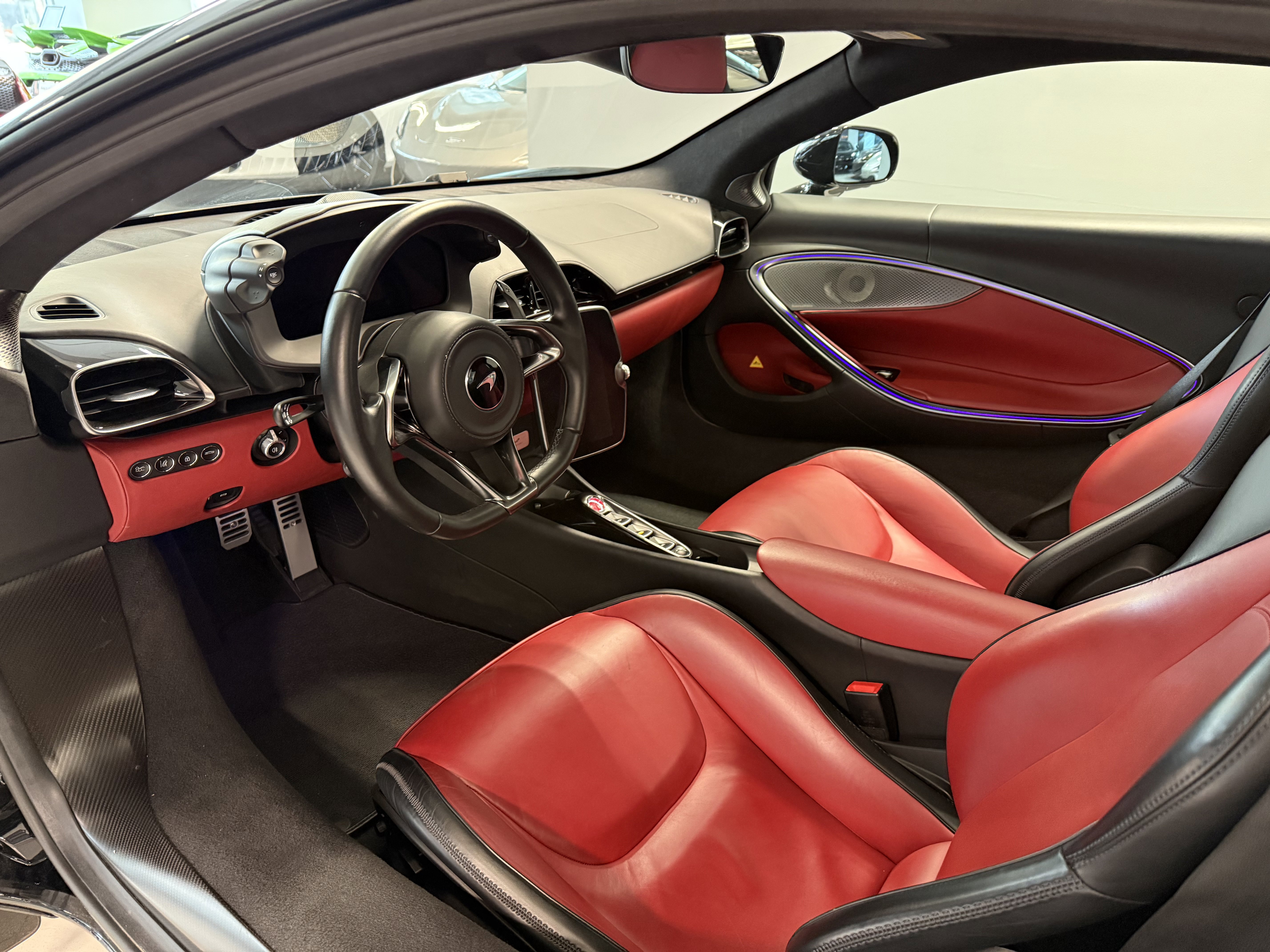 Used 2023 McLaren Artura RWD image 10