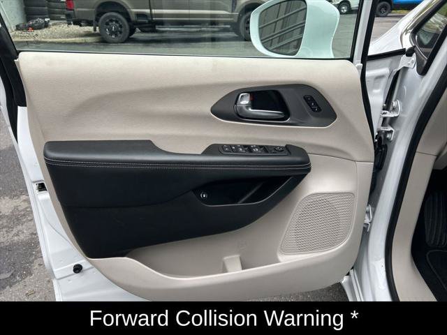 Certified 2022 Chrysler Pacifica Touring-L FWD image 12