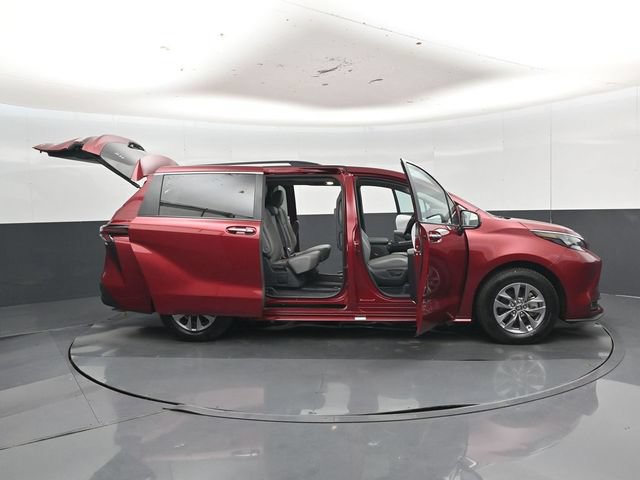 Used 2025 Toyota Sienna XLE FWD image 56