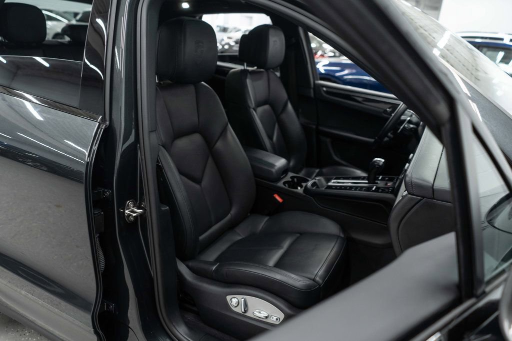 Used 2023 Porsche Macan Turbo image 11