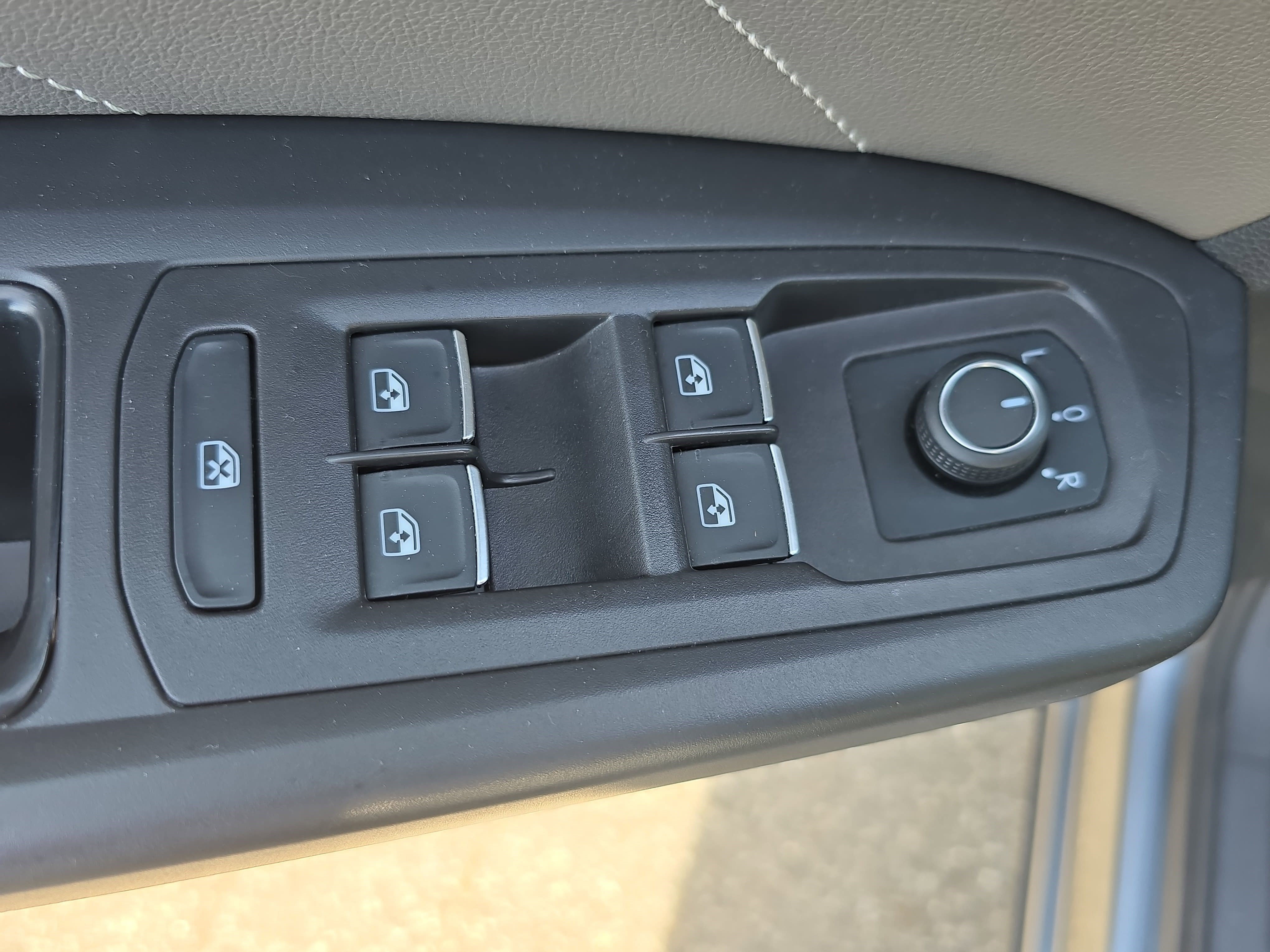 Used 2023 Volkswagen Atlas SE image 28