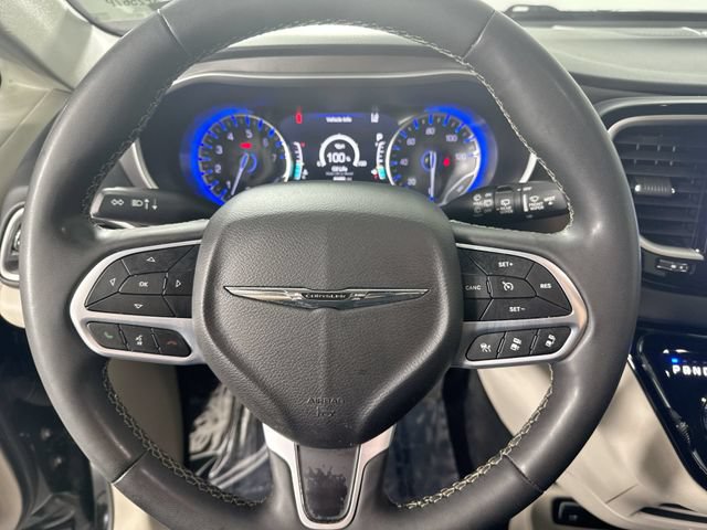 Used 2024 Chrysler Pacifica Touring-L FWD image 11