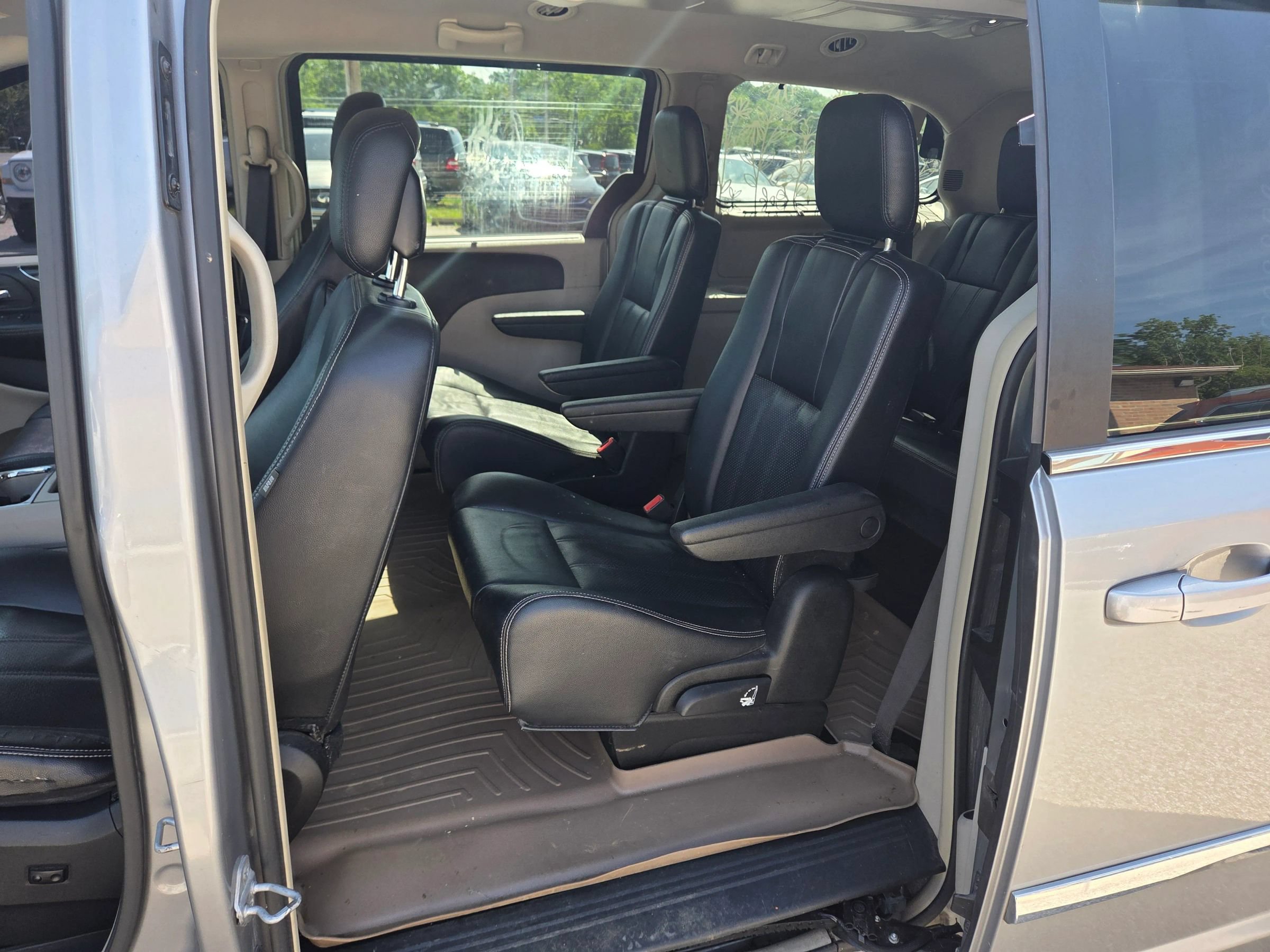 Used 2014 Chrysler Town & Country Touring-L FWD image 16