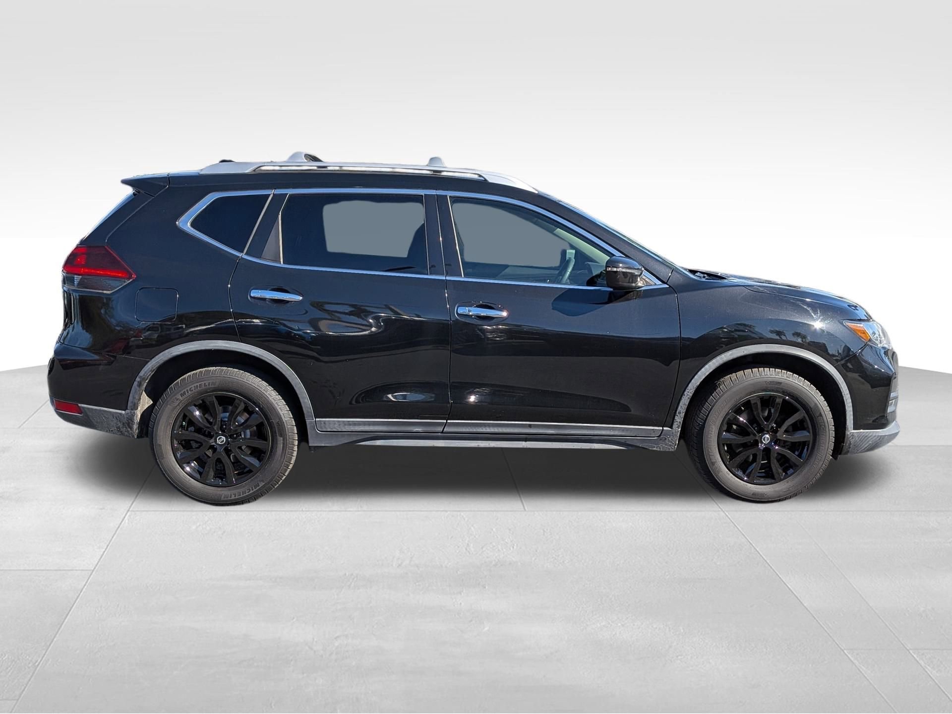 Used 2018 Nissan Rogue SV image 4