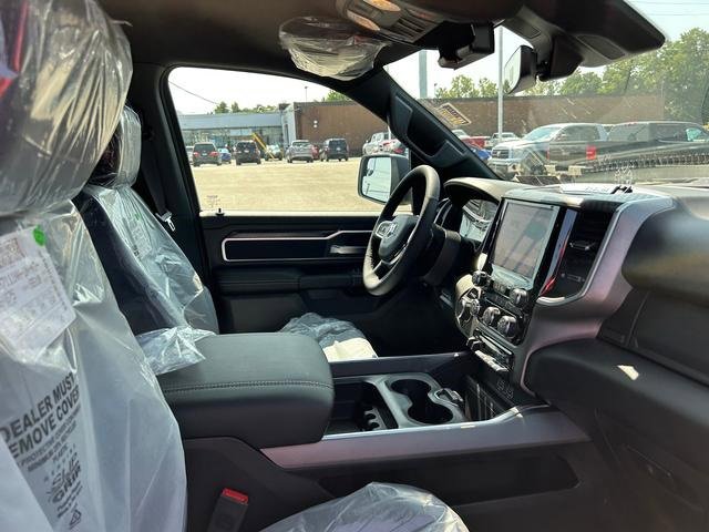New 2025 RAM 1500 4x4 Crew Cab image 31