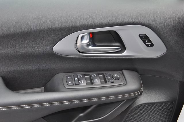 Used 2025 Chrysler Pacifica Limited image 12