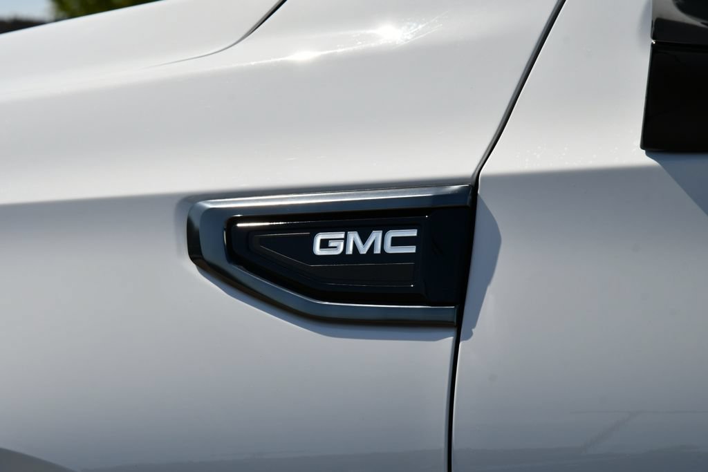 Used 2024 GMC Yukon AT4 w/ AT4 Premium Package AWD/4WD image 13
