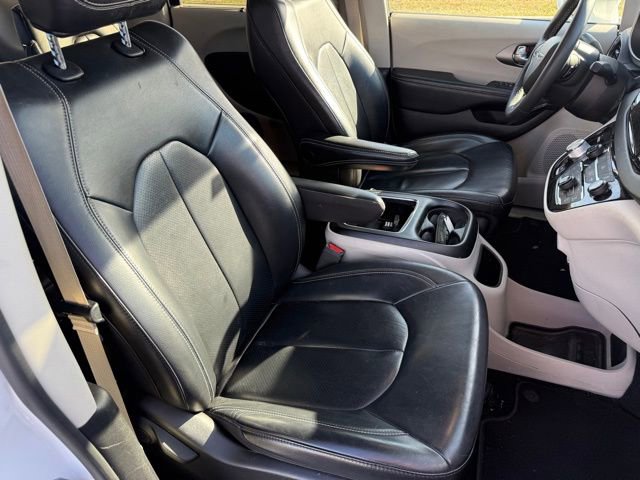 Used 2022 Chrysler Pacifica Touring-L image 9