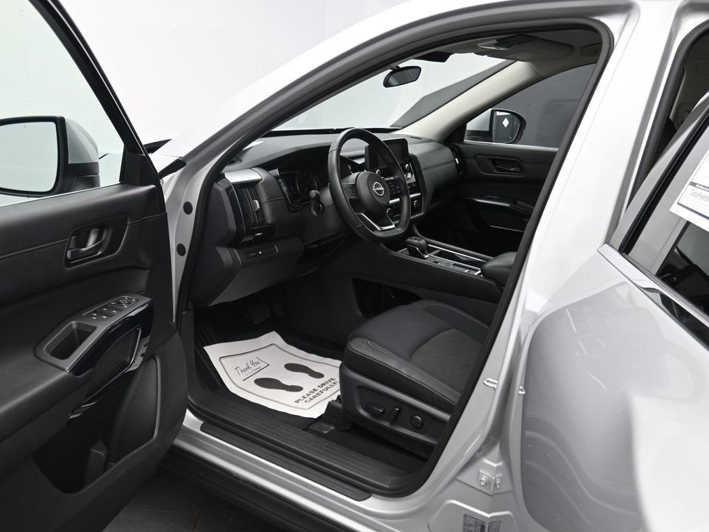 Used 2024 Nissan Pathfinder SV image 13