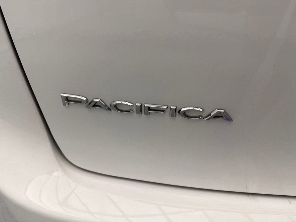 Used 2025 Chrysler Pacifica Select FWD image 9