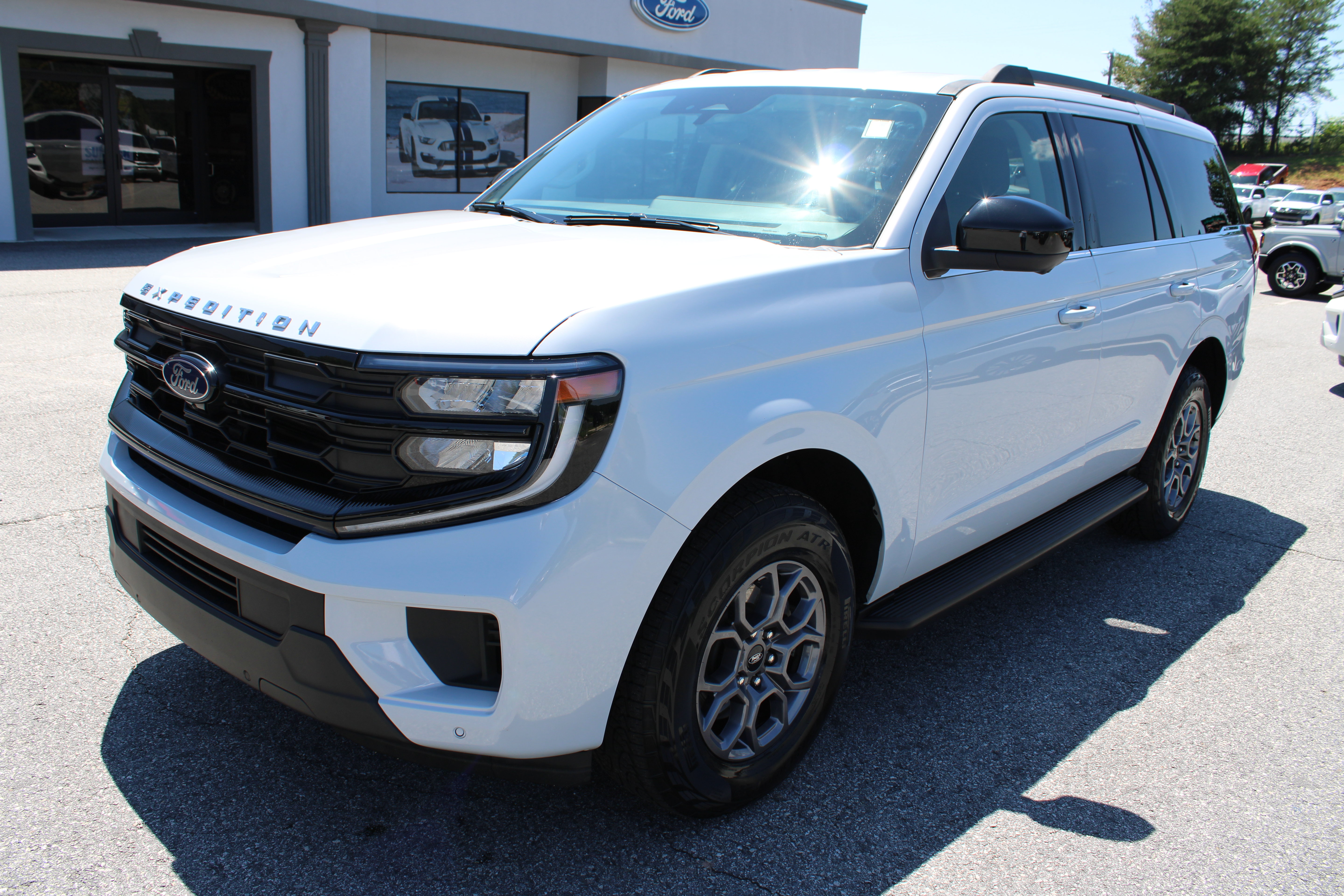Used 2025 Ford Expedition Active RWD image 2