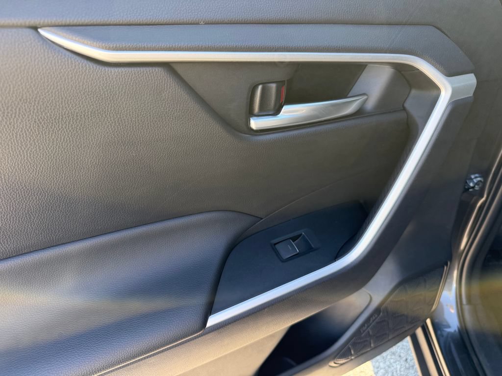 Used 2025 Toyota RAV4 XLE FWD image 33