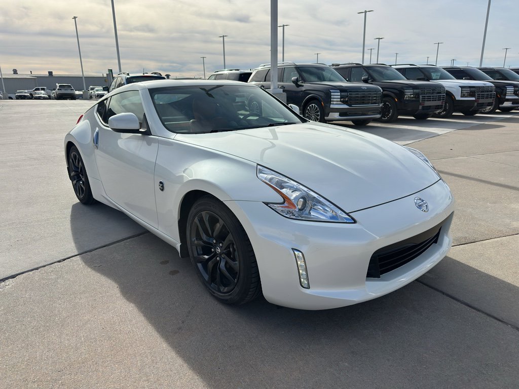 Used 2016 Nissan 370Z Touring image 2