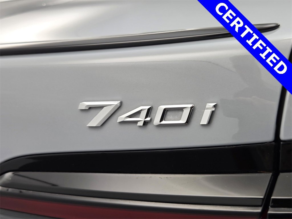 Used 2023 BMW 740i image 25