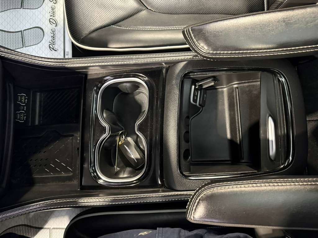 Used 2025 Chrysler Pacifica Limited FWD image 18
