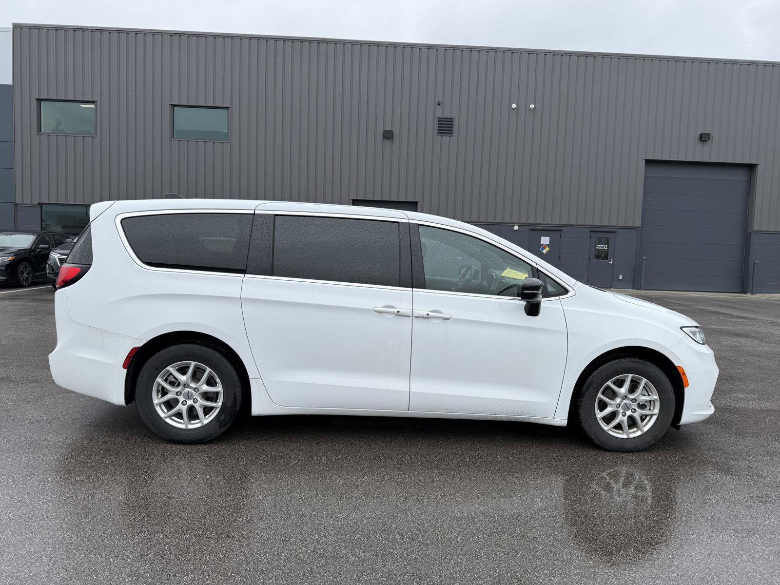 Used 2025 Chrysler Pacifica Select FWD image 2