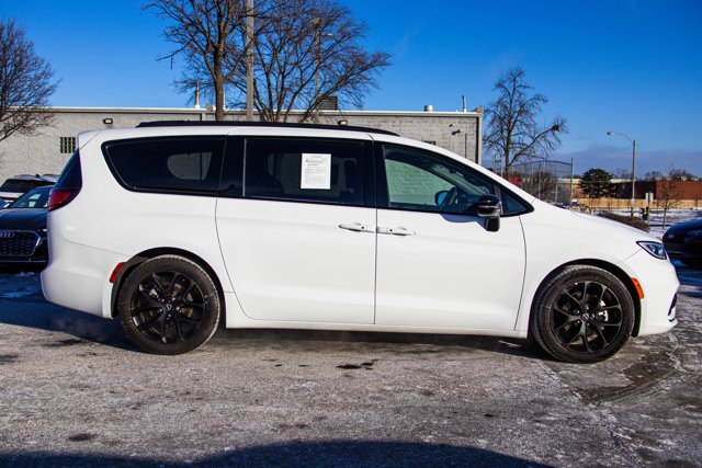 Used 2025 Chrysler Pacifica Limited image 4