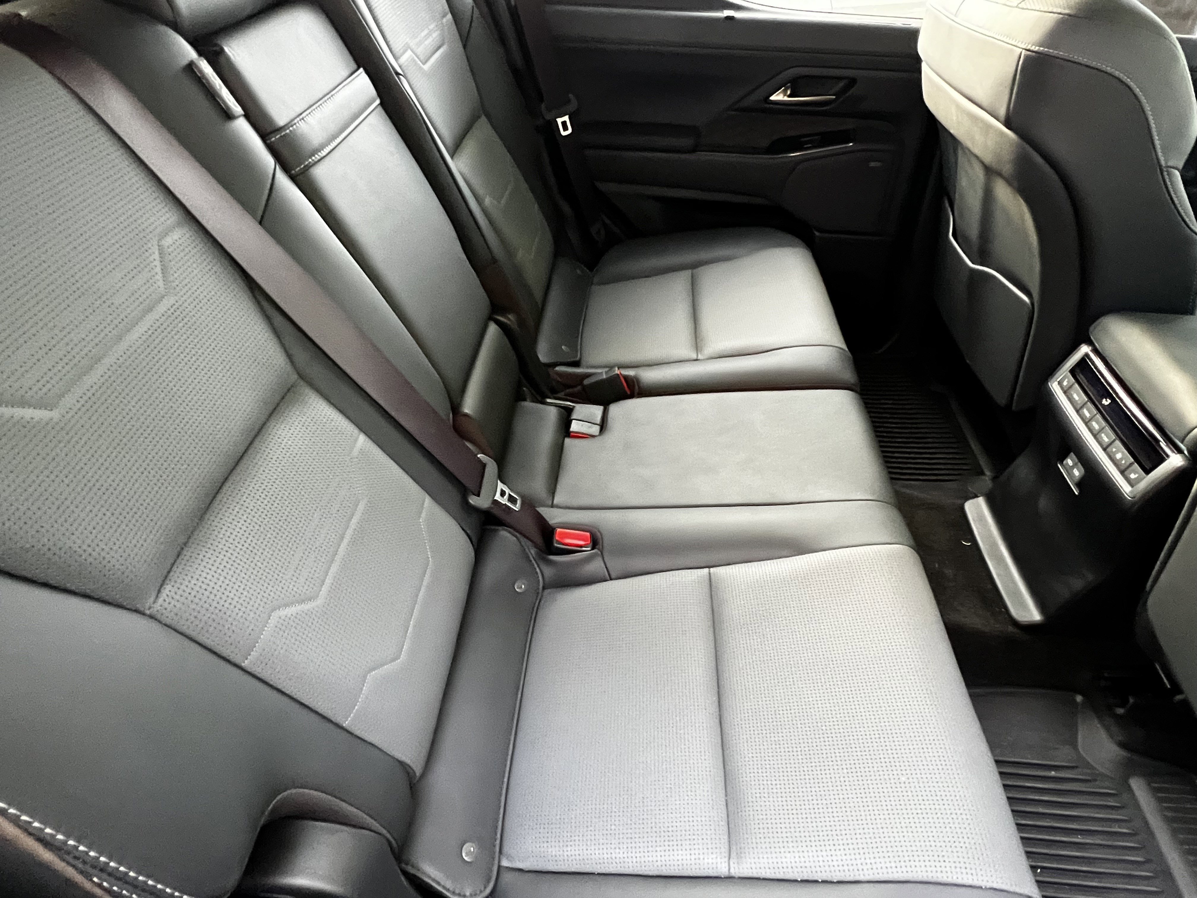 Used 2025 Lexus GX 550 w/ Accessory Package (2T) AWD/4WD image 40