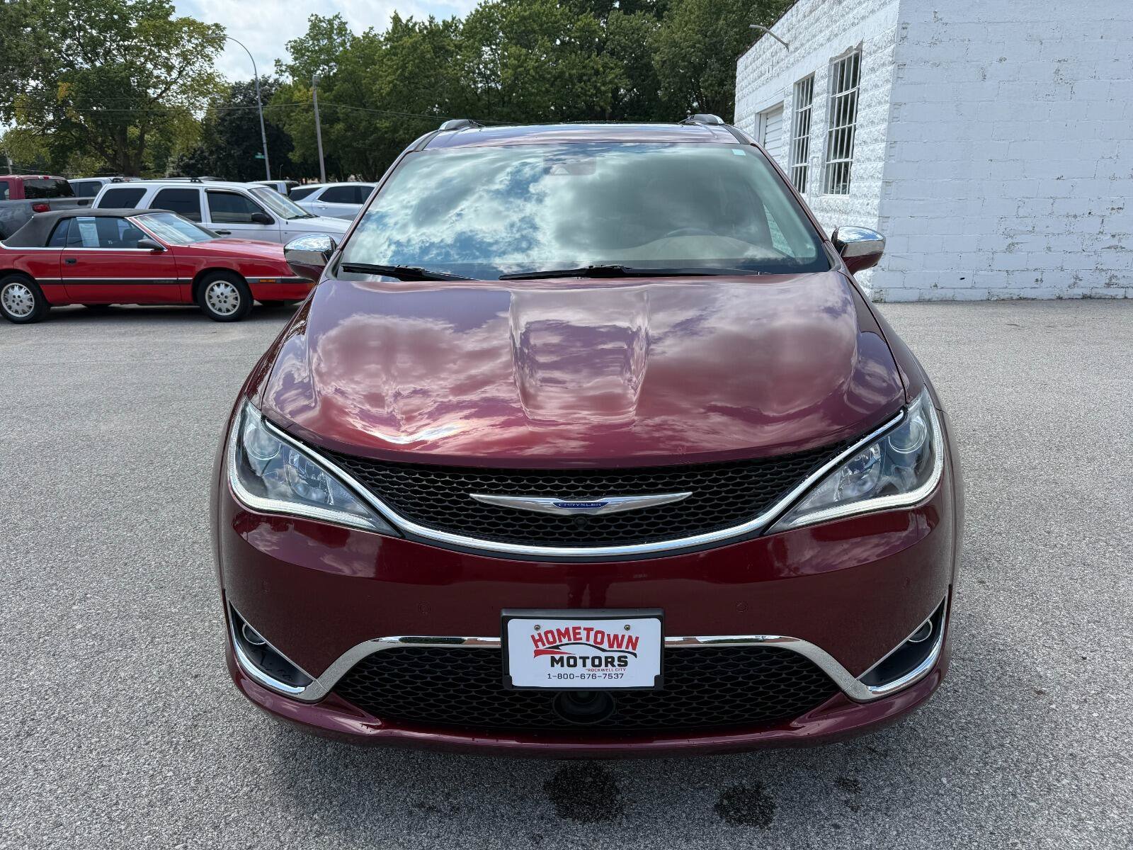 Used 2018 Chrysler Pacifica Limited w/ Tire & Wheel Group FWD image 2
